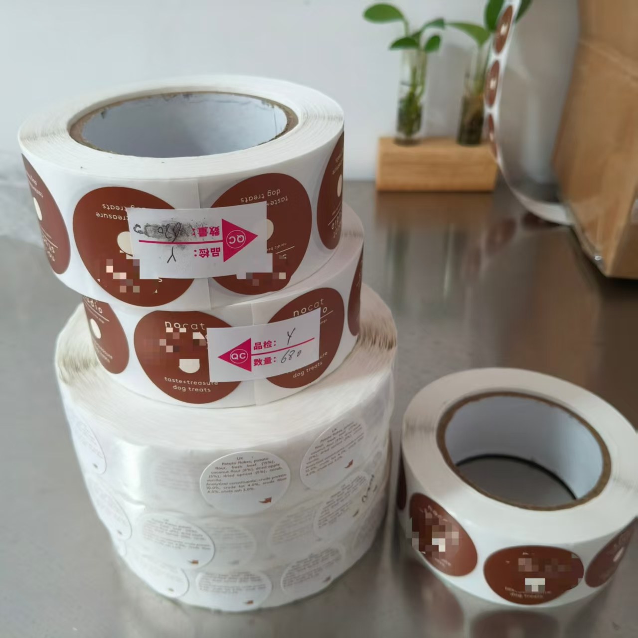 JOJO Pack forbereder forsendelse af tilpassede hundegodbidder-klistermærker til dansk kunde