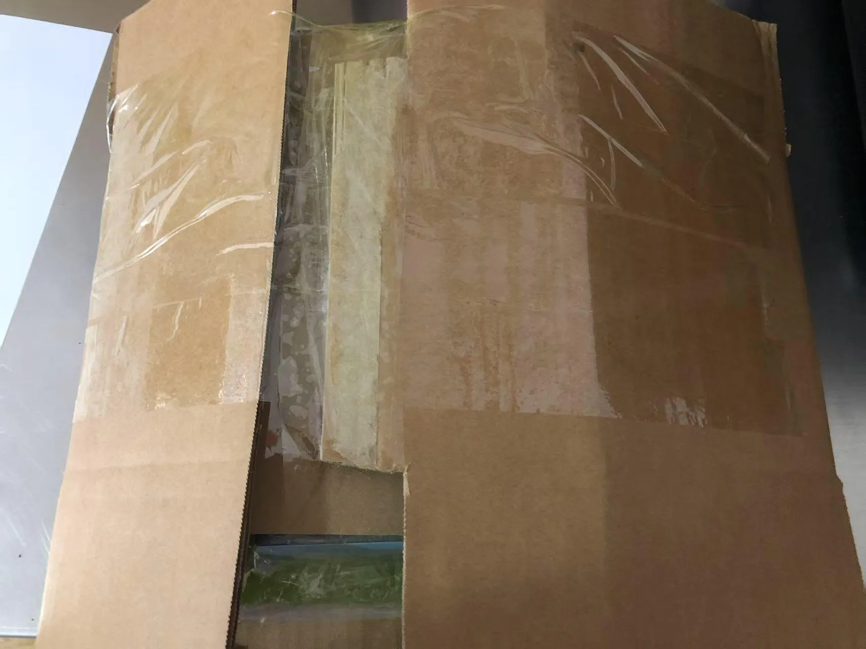 Fremskridt med at sende bærbare børneklistermærkebøger til Uganda