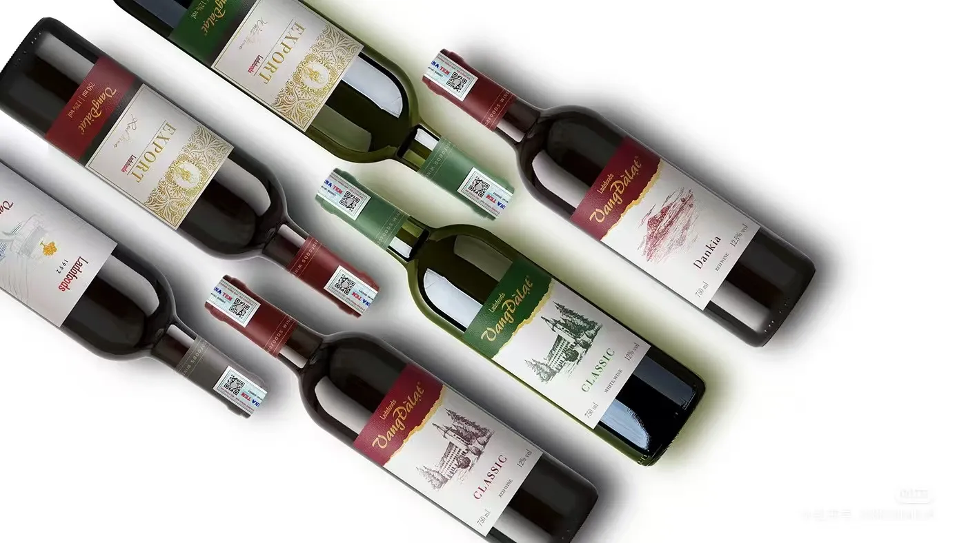 Hvilke teknikker bruges almindeligvis til vinetiketter?