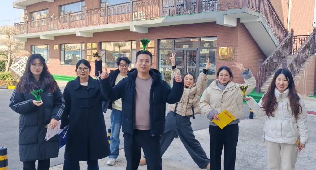 Kort frokostpause giver energi til kontoret med fjerboldsjov